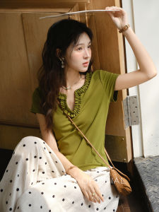 เสื้อยืดคอวีแขนสั้นผู้หญิง ทรงสลิมฟิต ทรงหลวม ทรงปกติ ฤดูร้อน 2025 ใหม่ บาง ไหล่ตรง เสื้อผ้าทำงาน แฟชั่นสตรี