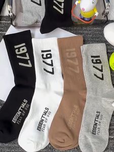 คู่ถุงเท้า 1977 รูปแบบ 1 พร้อมส่ง ส่งด้วนจากไทย ผลิตภัณฑ์ยอดนิยม ของผู้ชายและผู้หญิง