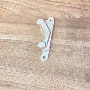 Pát trước Vario/Click/Vision đĩa 220mm xài heo Moto3 2 Piston đối xứng màu trắng CNC