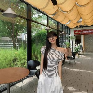 เสื้อยืดแขนสั้นผู้หญิง ทรงเข้ารูป โชว์ไหล่ ลายทาง แฟชั่นฤดูร้อน เสื้อคอกลม ผ้าโพลีเอสเตอร์ สไตล์เรียบง่าย เสื้อผ้าทำงาน