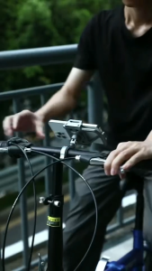 Kệ kẹp đỡ điện thoại gắn xe đạp cao cấp của Digimix mã Z05 từ hợp kim nhôm chắc chắn tiện lợi.