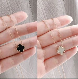 Kalung Titanium Wanita Liontin Clover Kalung Wanita Trand Liontin Bunga Hitam