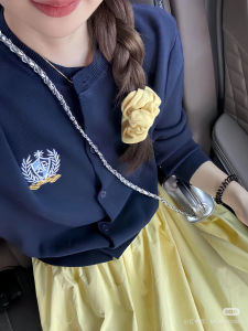 Áo Len Cardigan Dệt Kim Cổ Tròn Màu Xanh Lam Ngắn Cho Nữ Áo Len Chui Đầu Thêu Sợi Mịn Màu Xanh Lam Thời Trang Thu Đông