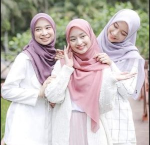 ผ้าคลุมบาวา สามเหลี่ยม ขนาด หลาสกูร ผ้าบาวามาเลย์ Azara เป็นทรงง่าย ไม่ร้อน ใส่สบาย ขนาด 110 cm x 110 cm Lot6