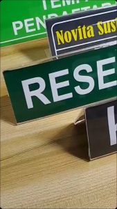 Papan Nama Meja Akrilik Model V