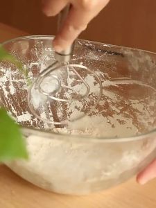 DiyHomeIpoh Stainless Steel Danish Flour Double-Eye Coil Blender Manual Dough Powder Feeder Dough Tool Stirring Powder