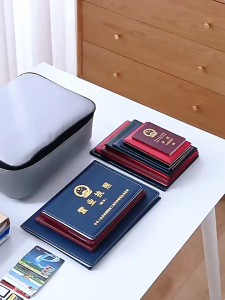 【กระเป๋าเก็บเอกสารสำคัญ】 ความจุขนาดใหญ่ กระเป๋าเก็บโฉนด กันน้ำและกันฝุ่น มีล็อค กันน้ำ มีรหัสผ่าน ความจุใหญ่ พกพาสะดวก พร้อมที่จับ Large-capacity document bag