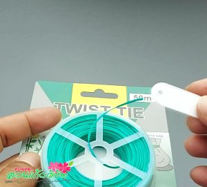 twist tie ลวดเขียวเส้นแบน ความยาว 50 เมตร ใช้สำหรับ  ผูกถุงขนมปัง ผูกถุงผัก ผูกถุงขยะ ผูกสายไฟ ผูกต้นไม้ ผูกป้ายแขวนชื่อต้นไม้