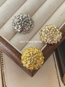 กระดุมโลหะสไตล์ย้อนยุคสำหรับตกแต่งเสื้อโค้ทขนสัตว์ กระดุมเสื้อสเวตเตอร์แบบอเนกประสงค์ สไตล์ย้อนยุค ลายดอกไม้ กระดุมเสื้อผ้าสำหรับเยาวชน