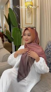 Perjalanan Dengan Hijab Motif Grada Series