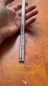 Đũa Xào Inox 304 Cao Cấp Chiều dài tiêu chuẩn 36cm phần thân không quá dày cầm vừa tay. Chất liệu sáng bóng. Đôi đũa xào được thiết kế bằng inox 2 lớp chân không sáng bóng và hoàn toàn không dẫn nhiệt là một sản phẩm rất hữu ích trong căn bếp của mình.