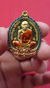 *ฝาปิดกล่องชำรุด* หลวงพ่อคูณ วัดบ้านไร่ รุ่น "เปิดโลก" เลข 83 เนื้อชนวนหลวงพ่อคูณลงยา สร้าง 199 องค์ ปี2557 พระเครื่อง แท้ ยอดนิยม Amulet