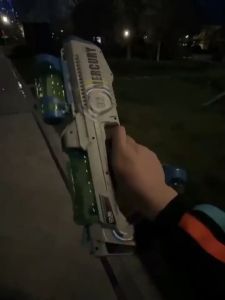 ปืนฉีดน้ำ ปืนฉีดน้ำไฟฟ้า1100mlปืนฉีดน้ำของเล่นสำหรับเด็ก 3ขวดเปลี่ยนได้ ยิงไกล ปืนฉีดน้ำสงกรานต์ มีเอฟเฟกต์แสงและเสียง