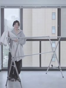 XPX ราวตากผ้า เล็กซ้อนพับ ครัวเรือน ร่มระเบียงสแตนเลสไม้ แขวนเสื้อห้องนอนกลาง สิ่งประดิษฐ์ ผ้านวมแห้ง