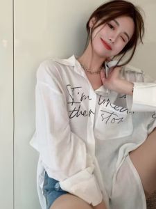 Áo Sơ Mi Chống Nắng Màu Trắng Cỡ Lớn Phong Cách Graffiti Hong Kong Dành Cho Nữ Dáng Rộng Tay Dài Cổ Polo Chất Liệu Polyester