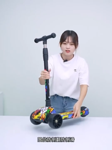 Kids Scooter Adjustable and Foldable Kids Scooter Outdoor Sport Scooter with LED Light & Music Skuter Budak滑板车