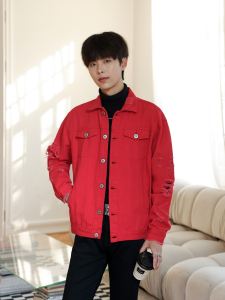 แจ็คเก็ตยีนส์ขาดๆ สีแดง ทรงหลวม สำหรับผู้ชาย ฤดูใบไม้ผลิ ดีไซน์เฉพาะตัว สไตล์เกาหลี เทรนด์แฟชั่น แจ็คเก็ตยีนส์สไตล์อเมริกัน