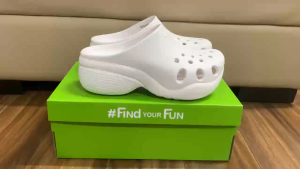Dép sục nhựa crocs chuẩn xịn chống hôi chân đi mưa lội nước đi biển. Crocs Aura đúc liền khối đế cao 5cm cho nữ màu trắng