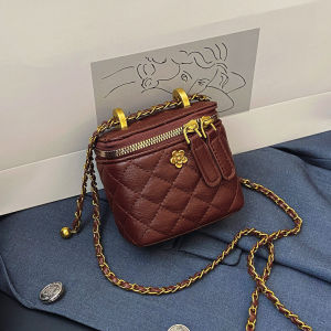 กระเป๋าสะพายข้างทรงกล่องขนาดเล็กแบบสะพายข้าง กระเป๋าสะพายไหล่เดี่ยว กระเป๋าสะพายข้างแบบโซ่โลหะผสม กระเป๋าสะพายข้างแบบหนัง PU สำหรับผู้หญิงในชีวิตประจำวัน