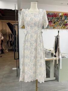 ชุดเดรสยาวปานกลางปักลายดอกไม้สไตล์ฝรั่งเศสสำหรับผู้หญิง คอเหลี่ยม แขนสั้น กระโปรงทรงเอ สีน้ำเงิน ฤดูร้อน 2024