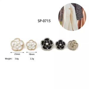 กระดุมดอกไม้ ดอกคามิเลีย ประดับมุก ตกแต่งเสื้อผ้า เหมาะสำสำหรับตกแต่งเสื้อผ้าสตรี  Alloy button (A-3-GSP-0715)