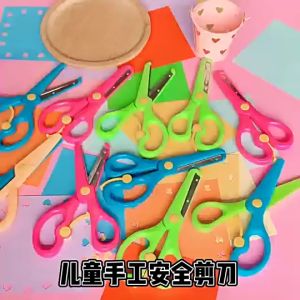 Kéo Thủ Công Thiết Kế Thân Nhựa Bao Quanh Đặc Biệt An Toàn Cho Các Con Khi Sử Dụng