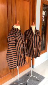 BAJU COUPLE LURIK ADAT JAWA BAJU SURJAN JAWA BAJU KEBAYA LURIK JAWA BAJU SURJAN LURIK TRADISIONAL - Bahan Tebal, Warna dan Lurik Kain Sama (UKURAN BAJU dapat dipilih)