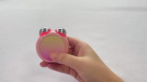 อุปกรณ์นวดหน้าสั่น3-In-1เครื่องดึงหน้าไมโครปัจจุบัน EMS พร้อมการบำบัดด้วยแสงและลูกกลิ้งคู่สำหรับกระชับและกระชับสัดส่วน