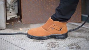 รองเท้านิรภัยแฟชั่นสำหรับผู้ชาย ระบายอากาศได้ เหมาะสำหรับช่างเชื่อมไฟฟ้า ป้องกันไฟฟ้าดูด หัวเหล็ก