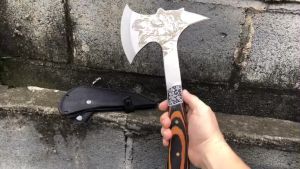 Rìu đi rừng sắc bén không rỉ nặng 1 kg dài 33cm dày 5li có vỏ đựng rất bền