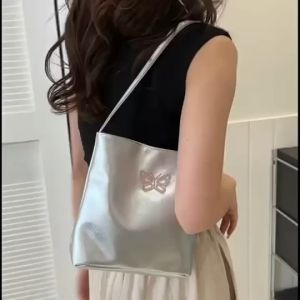 (w205) กระเป๋าถือ เปิดปิดแม่เหล็ก  สะพายไหล่ลายผีเสื้อน่ารัก หนังเงาวิ้งๆ fadbag