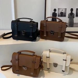 QJshop   สินค้าใหม่ กระเป๋าแฟชั่นผู้หญิง เอาใจสายหวานน่ารักด้วยทรงกระเป๋านักเรียน มีที่จับด้านบนจะสพายข้างคาดอกหรือถือเก๋ๆได้ทุกทรงครบจบในใบนี้ พร้อมส่ง 3 สีเลือกกันได้เลย