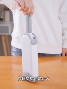 《SG STOCK》Floating hair remover Electrostatic dust brush portable Travel set clothes sofa chair bed cleaning