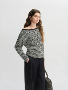 DUSHU | Fashionable Contrast Shoulder Stripe Flared T-shirt