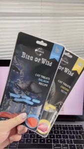 CatHoliday ไบต์ออฟไวด์  Bite of Wild ขนมแมวเลีย รสไก่และปลาแซลมอน สำหรับช่วยย่อยอาหาร ขนาด 60 กรัม