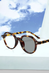 Photochromic Fashion Reading Glasses for Women Men Stylish Clear Frames Readers with Case Magnifying Presbyopic Eyeglasses