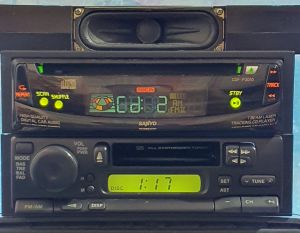 MÁY PHÁT NHẠC LIỀN AMPLY  SANYO .Tính năng CD / TAPE/ AUX 3.5/ RADIO.
