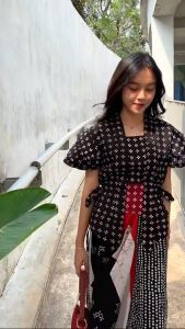 SANDANG JAYAA - Kebaya Mahesvari Blus Batik Cap Wanita Terbaru Kekinian Outfit Kondangan Cantik Trendy Stylish - Warna Bata Hitam Merah Kuning Dusty - By Batik Solo