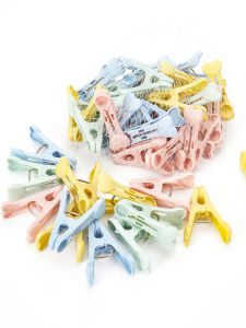 Plastic Heart-Shaped Clothesline Clips Strong Windproof Multi-Functional Portable No Trace Clothes Drying Clips for Socks And Clothes