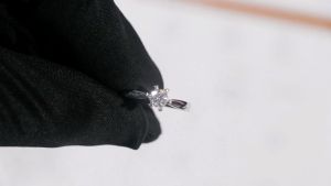 แหวนเพชรเม็ดชูสุดหรู 0.5ct พร้อมรับรอง GRA ตัวเรือนเงิน 92.5% ชุบทองคำขาว รูปร่างเป็น Silver 925