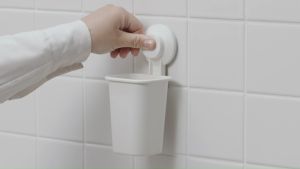 ที่ใส่แปรงสีฟัน IKEA รุ่น TISKEN ที่ใส่แปรงสีฟันแบบดูดติดผนัง ที่แขวนแปรงสีฟัน สีขาว ขนาด 18 ซม.