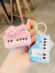 พวงกุญแจคีย์บอร์ดไฟฟ้าขนาดมินิแบบเดียวกันกับ xiaohongshu ที่ห้อยของเล่นดนตรีเรืองแสงสำหรับเด็กเล่นเปียโนไอเดียสร้างสรรค์สำหรับผู้หญิง