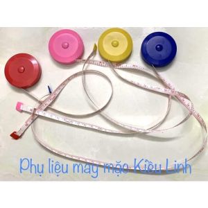Thước cuộn 2 mặt là cm và inch dài 150cm có nút bấm rút dây rất tiện dụng