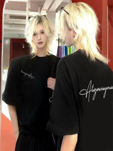 เสื้อยืดแขนสั้นผู้ชายพิมพ์ลายตัวอักษรสไตล์อเมริกัน สีดำ ทรงหลวม ฤดูร้อน คู่รัก เสื้อยืดคอตตอน ทรงหลวม แขนสั้น