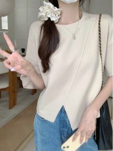 เสื้อยืดคอกลมแขนสั้นผ้าฝ้ายทรงหลวมสำหรับผู้หญิงในช่วงฤดูร้อนปี 2025 ทรงไม่สมมาตร เสื้อตัวบนแฟชั่นสุดเทรนด์