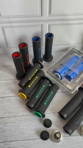 PAKET HANDGRIP MODEL M010 PREMIUM universal SEMUA MOTOR SET ( KANAN-KIRI)  HANDFAT MOSCOW HANFAT GRIP HAND GRIP TANGAN SARUNG GAS HANDLE GRIP Original MERK MOSCOW bahan KARET BERKUALITAS PLUS JALU STANG CHROME MODEL SPIRAL SLIM BANDUL STANG MOTOR JALU STA