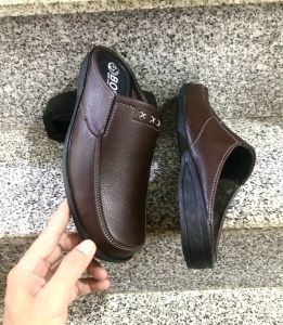 Dép bít mũi nam phom đẹp..da mềmmang êm chân..màu nâu..đế khâu sẵn rất chắc chắn
