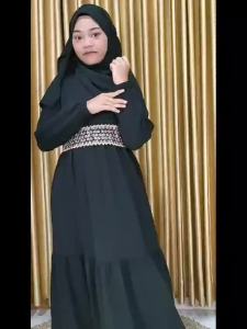 Gamis Anak Set Hijab Hitam Elegan dengan Motif Garis dan Aksen Mutiara