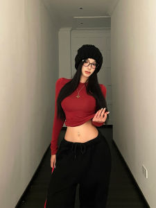 เสื้อยืดแขนยาวสีแดงยืดหยุ่นสำหรับผู้หญิง ทรงสลิมฟิต สไตล์อเมริกัน ทรงสั้น เสื้อผ้าทำงานฤดูใบไม้ร่วง 100% ผ้าฝ้ายผสม