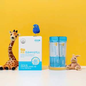 Men vi sinh dành cho trẻ em Atomy Kids Probiotics có chứa vi sinh Axic Lactic từ sữa mẹ và Vitamin D Kẽm giúp tăng sức đề kháng và phát triển chiều cao 15g x 30 gói